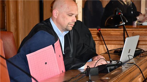 Angeklagter mit seinem Anwalt im Gerichtssaal