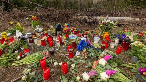 Mit Kerzen, Blumen und einige Kuscheltiere nehmen die Menschen in Freudenberg Abschied von der zwölfjährigen Luise.