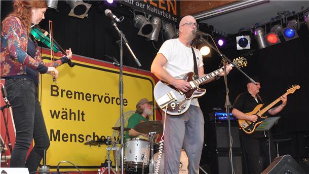 Bremervörder Bündnis für Demokratie & Menschenwürde: 100 Besucher bei Wahlparty Mit klassischem Blues und Blues-Rock haben die „Monday Monkeys“ ihr Publikum bei der Wahlparty des "Bündnisses für Demokratie und Menschenwürde" begeistert.