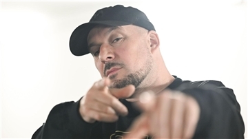 Mit „Lan Juks“ begibt sich Kool Savas auf Spurensuche in seine eigene Vergangenheit und liefert dabei ein Album, das Hip-Hop-Fans von früher und heute verbindet.
