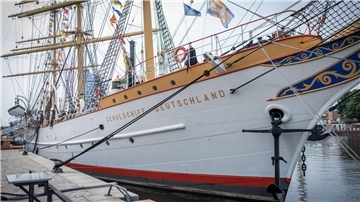 Bug eines Segelschiffs an der Kaje.