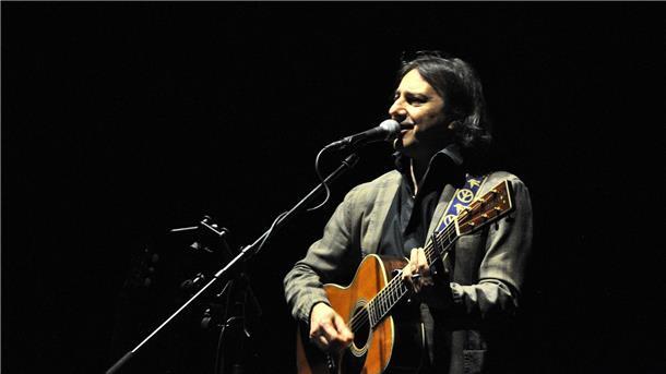 Mit Liedern voller Poesie war der italienische Liedermacher Pippo Pollina jetzt im Braker Centraltheater zu hören.