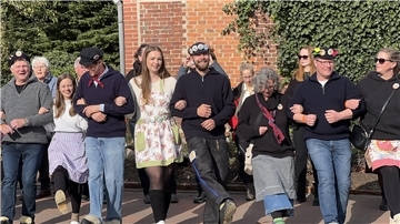Mit Musik und viel guter Laune wurde in Neuenwalde der Holtschentanz gefeiert. Das traditionsreiche Fest lockte zahlreiche Besucherinnen und Besucher an, die gemeinsam tanzten, lachten und die lebendige Dorfkultur genossen.