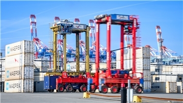 Mit neuen Van Carriern und 96 weiteren Fahrer soll der steigende Containerumschlag an der Stromkaje bewältigt werden. Terminalchef Mikkel Andersen spricht von einem „starken Zeichen“.