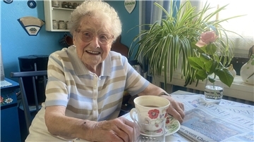 Mit nun 105 Jahren interessiert sich Gerda Borck lebhaft für alles um sie her, vor allem politisches Weltgeschehen liest sie - seit nun 60 Jahren - in der NZ nach. Geistige Wachheit, Familie, Haushalt und freundschaftliche Kontakte halten sie in Schwung. „Und positiv zum Leben zu stehen.“