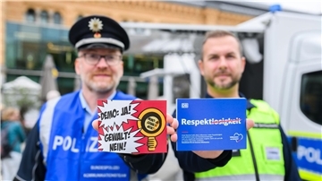 Mit Postkarten und Plakaten wirbt die Bahn an norddeutschen Bahnhöfen in den kommenden Wochen für einen respektvolleren Umgang.