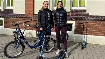 Mit Rollern und Lernrädern: Sarah Ackermann (links) und Vanessa Kowalewski bringen Migrantinnen das Fahrradfahren bei.