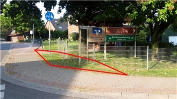 Mit rot markiert ist eine der kleinen Flächen, die die Bundesanstalt für Immobilienaufgaben zum Kauf angeboten hat. Die Stadt hat von ihrem Vorkaufsrecht Gebrauch gemacht, um weiterhin den ungehinderten Zugang zur Bushaltestelle zu ermöglichen.