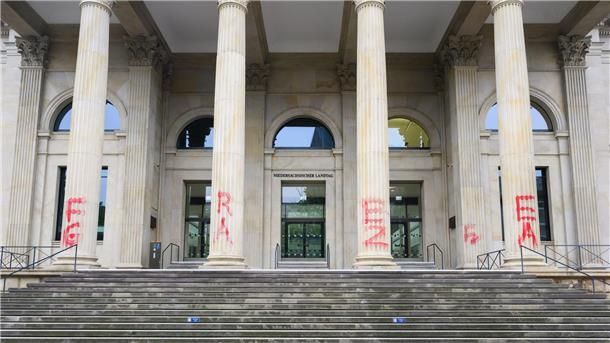 Islamistische Parolen an Landtag - Verdächtiger ermittelt Mit roter Farbe wurde die Parole „Free Gaza“ auf das Landtagsgebäude geschmiert. (Archivbild)