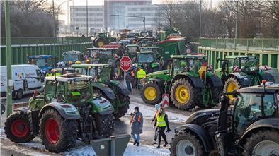 Politiker im Cuxland zu Bauernprotesten: Agrardiesel-Kürzung muss weg Mit rund 140 Treckern sperrten die Landwirte aus dem Cuxland am Mittwoch den Hafen in Bremerhaven ab. Zeitgleich hat das Landvolk Politiker zum Gespräch eingeladen.