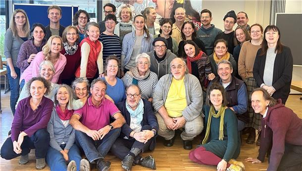 Jubiläum: Dachverband der Klinikclowns blickt auf zwei Jahrzehnte zurück Mit rund 21.000 Einsätzen jährlich schenken Klinikclowns Lachen und Leichtigkeit. Der Dachverband feiert 20 Jahre Förderung dieser Arbeit.