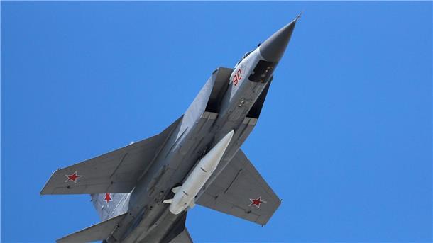 London: Russische Luftwaffe bleibt schwach  Mit schätzungsweise 1500 Militärflugzeugen sei die russische Luftwaffe trotz des Verlusts von etwa 130 Maschinen seit Kriegsbeginn weitgehend intakt, heißt es von britischen Geheimdiensten.