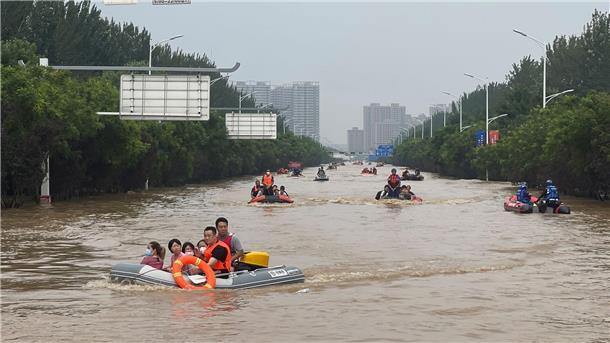 Peking misst stärksten Regen seit 140 Jahren Mit Schlauchbooten werden Zivilisten südlich von Peking evakuiert.