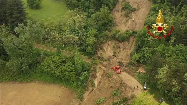 Schwere Schäden nach Überschwemmungen in Italien Mit schwerem Gerät befreit die Feuerwehr nach einem Erdrutsch einen Straßenabschnitt in Norditalien von Schlamm (Aufnahme mit einer Drohne).