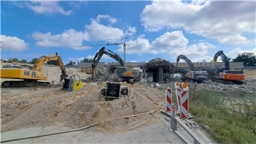 Eine Autobahnbrücke der A27 wird in Bremerhaven-Wulsdorf abgerissen.