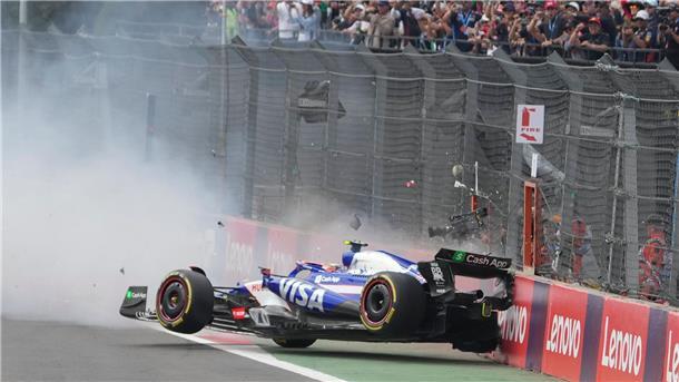 Verstappen-Rückschlag im WM-Duell nach Doppelstrafe Mit seinem Crash sorgt Yuki Tsunoda direkt nach dem Start für eine Safety-Car-Phase.