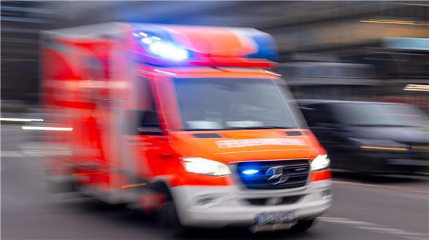 Motorradfahrer stirbt nach Unfall auf nasser Fahrbahn Mit seinem Motorrad rutscht ein 20-Jähriger von der Fahrbahn ab und erliegt seinen schweren Verletzungen. (Symbolfoto)