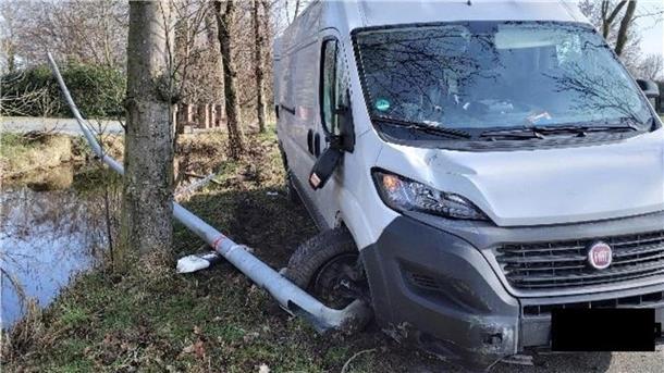 Transporter kommt von der Fahrbahn ab und kollidiert mit Straßenlaterne Mit seinem Transporter hat ein Mann aus Bayreuth eine Straßenlaterne gerammt.