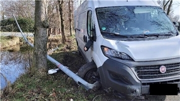 Mit seinem Transporter hat ein Mann aus Bayreuth eine Straßenlaterne gerammt.