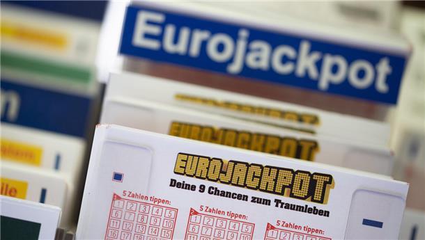 Lottoscheine mit der Aufschrift «Euro Jackpot» liegen in einer Lotto-Annahmestelle. 