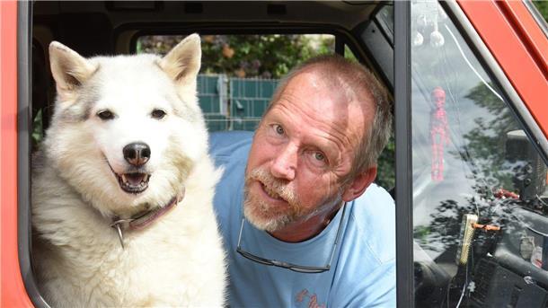 Lesehund statt Schlittenhund Mit seinen Huskys macht Eberhard Krappmann verschiedene Besuche, zum Beispiel an Schulen.