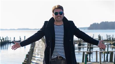 Mit seinen Songs ist Oliver Lukas mittlerweile auf mehr als 4,1 Millionen verkauften Tonträgern vertreten.