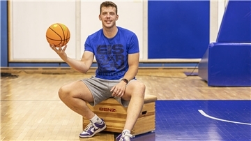 Till Isemann hat beim Schwimmen viel gelernt, was ihm beim Basketball nützt Till Isemann