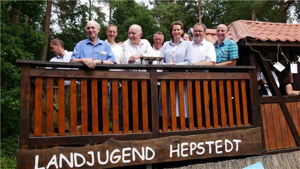 „Unser Dorf hat Zukunft“: Hepstedt nimmt Landesentscheid ins Visier Frauen und Männer stehen auf einem Erntewagen der Landjugend Hepstedt.