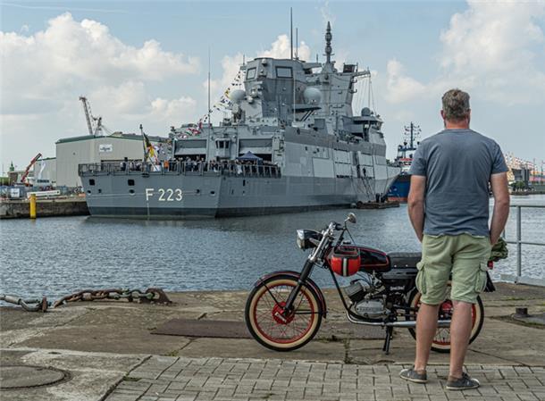 So magisch fotografieren unsere Influencer die Maritimen Tage Mit seiner Zündapp von 1970 war dieser Mann in den Hafen gekommen, eigens wegen des Besuches von Bundespräsident Steinmeier auf der Fregatte „Nordrhein-Westfalen“.