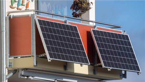 Einigung auf Solarpaket - das steckt drin Mit Solarpaneelen am Balkon kann man eigenen Strom erzeugen.