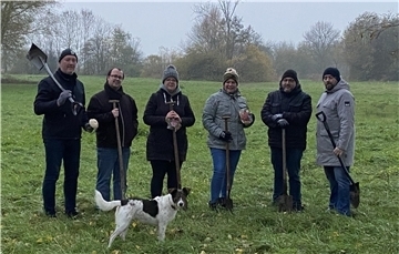 Mit Spaten bewaffnet hat eine Sparfachgruppe aus Atens jetzt im kleinen Park an der Heete zahlreiche Blumenzwiebeln ausgebracht. 