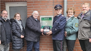 Mit Spendengeldern wurde ein Defibrillator angeschafft und an der Haupteingangstür des Ortsgemeinschaftshauses montiert.