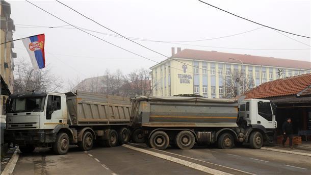 Serbiens Präsident Vucic heizt im Kosovo die Spannungen an Mit Steinen beladene Lastwagen auf einer Straße im nördlichen, serbisch dominierten Teil der ethnisch geteilten Stadt Mitrovica.