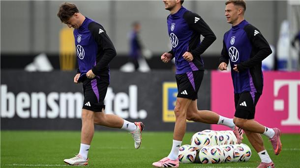 Mit Stiller, Goretzka, Kimmich sprach Nagelsmann vor dem Training am Dienstag. 