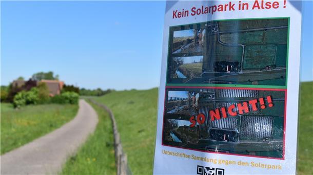 Rote Karte für alle neuen Solarpark-Anträge in Stadland Mit Transparenten protestierten Bürger in Sürwürden und Alse gegen Solarparks unweit des Deiches an der Bahntrasse.