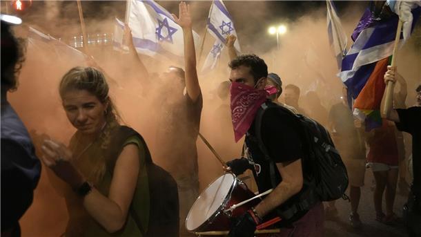Israel: Justizreform nimmt weitere Hürde - massive Proteste Mit Trommeln und Flaggen: Israelis demonstrieren gegen die Regierungspläne zur Überarbeitung des Justizsystems.