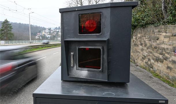 Ein dunkler Kasten mit zwei kleinen Fenstern.