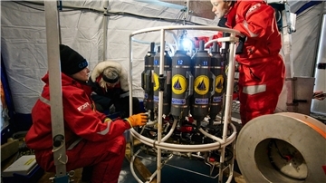 Mit viel Engagement treiben die Wissenschaftler ihre Forschungsarbeit voran. Sie lenkt zugleich von Corona-Sorgen ab. Dieses Team arbeitet mit einer CTD-Rosette, mit der Proben genommen und diverse Messdaten aus dem Wasser genommen werden.
