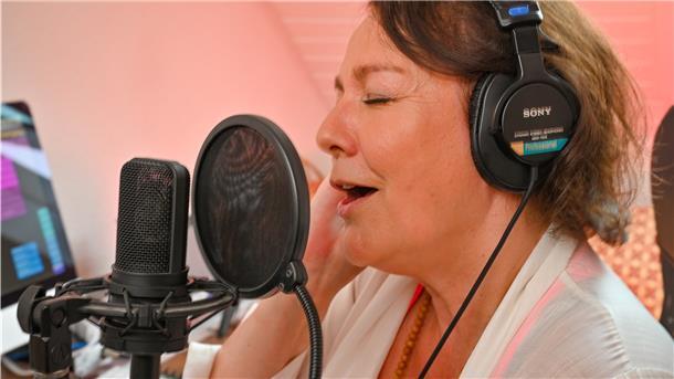Mit viel Leidenschaft bei der Sache – auch im heimischen Tonstudio in Köhlen. Anya Mahnken hat zuletzt die Hintergründchöre auf der Comeback-CD der Castingband „No Angels“ eingesungen.