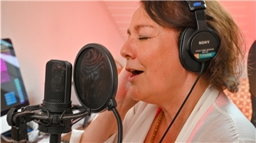 Mit viel Leidenschaft bei der Sache – auch im heimischen Tonstudio in Köhlen. Anya Mahnken hat zuletzt die Hintergründchöre auf der Comeback-CD der Castingband „No Angels“ eingesungen.