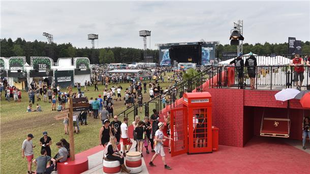 Das Hurricane-Festival: Wie nachhaltig darf‘s denn sein? Mit VIP-Lounges und Spielelandschaften inklusive Rutsche buhlen die Sponsoren um die Gunst der Hurricane-Besucher.