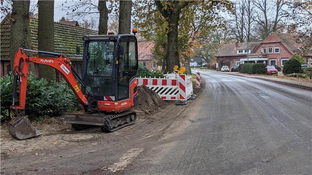 Bürgermeister lüftet Rätsel um die vielen kleinen Baustellen in Wulsbüttel Ein Bagger steht am Straßenrand