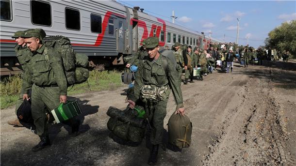 Mit Zügen schickt Russland neue Rekruten in den Krieg - russische Kriegsgegner versuchen das vermehrt zu verhindern. (Archivbild)