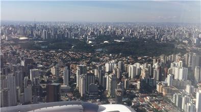 Blick aus dem Fenster eines Flugzeuges auf Sao Paulo. 