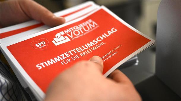 SPD-Mitglieder stimmen für Koalition mit CDU Mitarbeiter bereiten die Abstimmung der Berliner SPD zum Koalitionsvertrag vor.