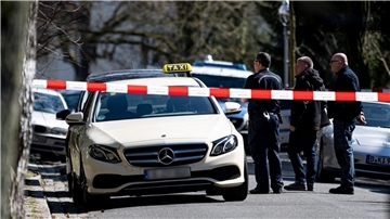 Mitarbeiter der Berliner Polizei stehen vor einem Taxi in Berlin-Grunewald. Am Donnerstagmorgen gab es dort einen tätlichen Angriff auf den Taxifahrer.