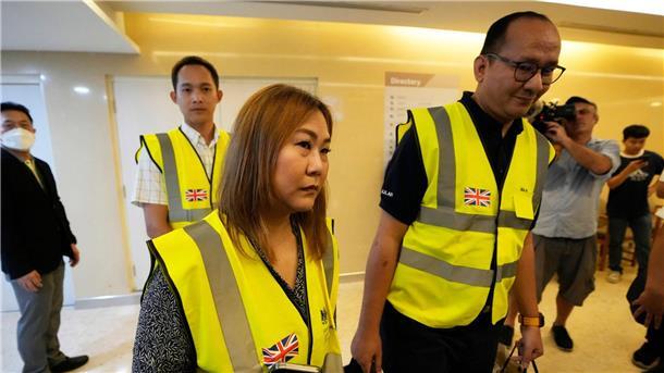 Nach Notlandung: Passagiere nach Singapur geflogen Mitarbeiter der britischen Botschaft besuchen in einem Hospital in Bangkok britische Passagiere, die bei dem Flug verletzt wurden.