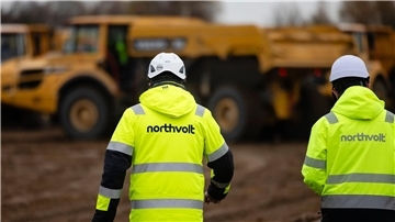 Mitarbeiter der Firma Northvolt auf einer Baustelle im Kreis Dithmarschen.