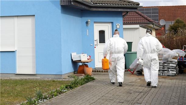 Dreifach-Mordprozess - „Hass auf alle“ als Tatmotiv? Mitarbeiter der Kriminaltechnik gehen in das Haus in Rövershagen, in dem drei Menschen getötet worden sein sollen.