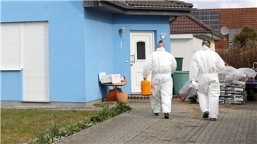Mitarbeiter der Kriminaltechnik gehen in das  Haus in Rövershagen, in dem drei Menschen getötet worden sein sollen.